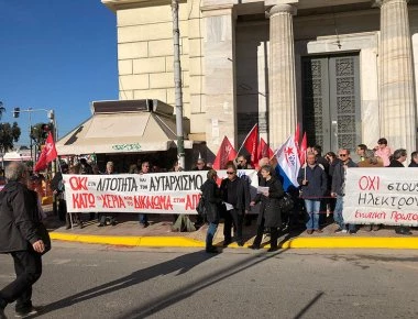 Λαϊκή Ενότητα: Διαμαρτυρία έξω από τον Άγ. Σπυρίδωνα στον Πειραιά (φωτό)